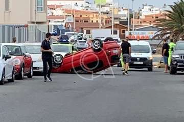 Vuelco de un turismo en la entrada a Las Huesas desde la GC-1/TA.